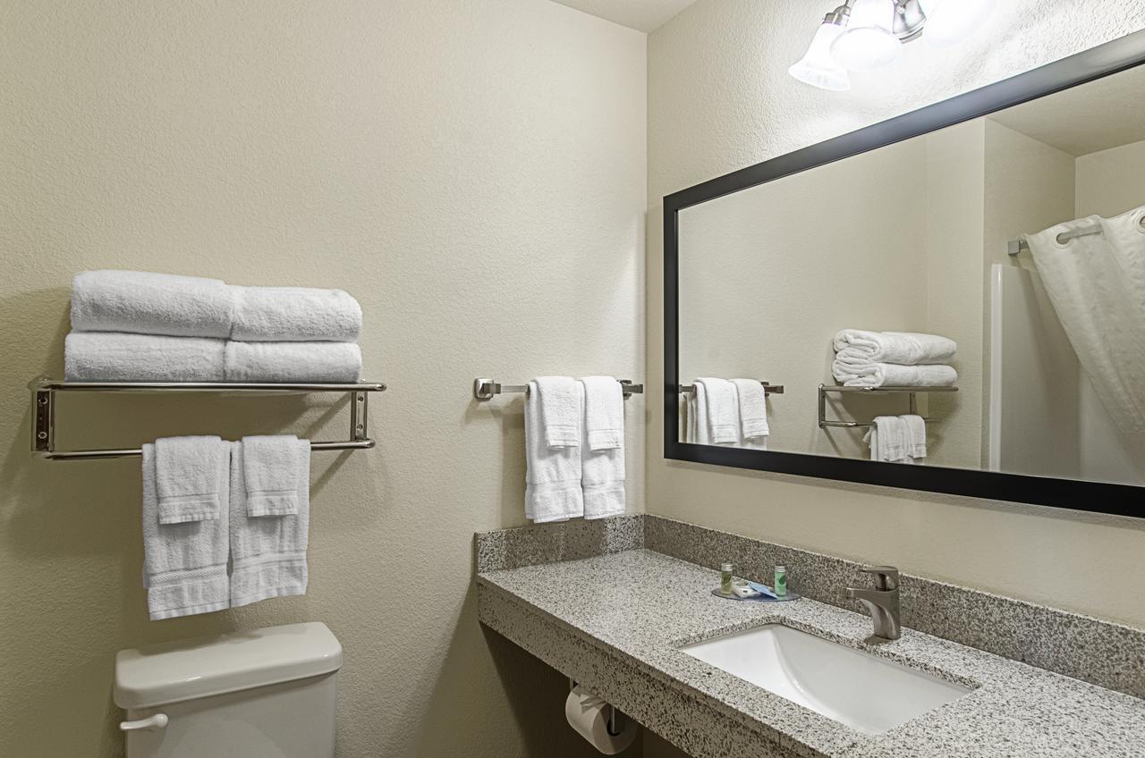 Cobblestone Inn & Suites - Guernsey Exterior photo