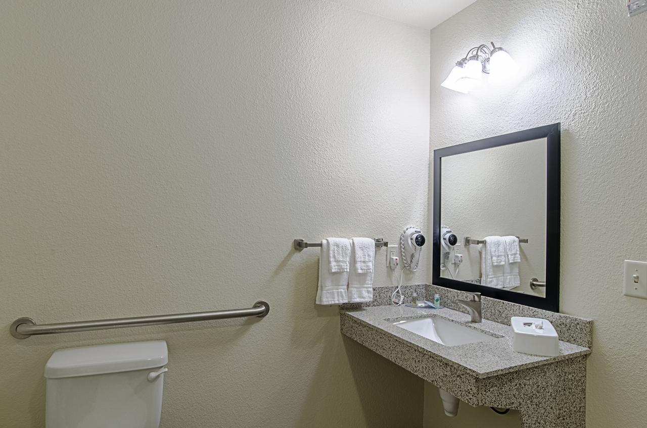 Cobblestone Inn & Suites - Guernsey Exterior photo